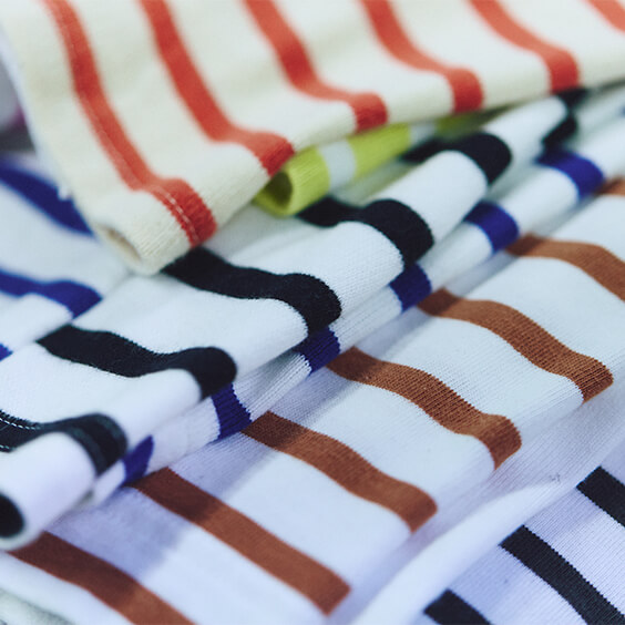 シャツだけでなく、ボーダーTシャツも２枚を組み合わせて「つながる服」に。