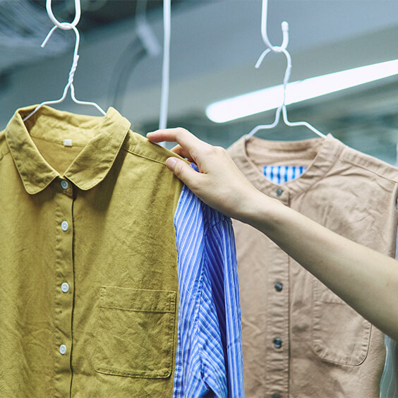 みんなそれぞれに違った表情を持つ「つながる服」。でもどれも無印良品の一着です。