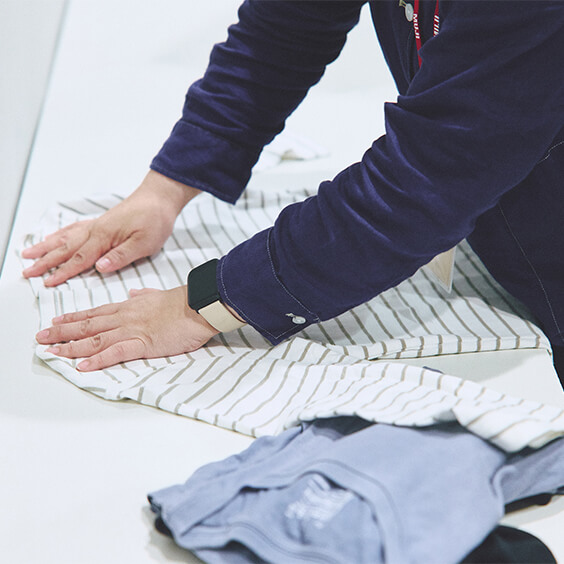 回収された服はリユースできる状態かどうかスタッフが丁寧にチェック。