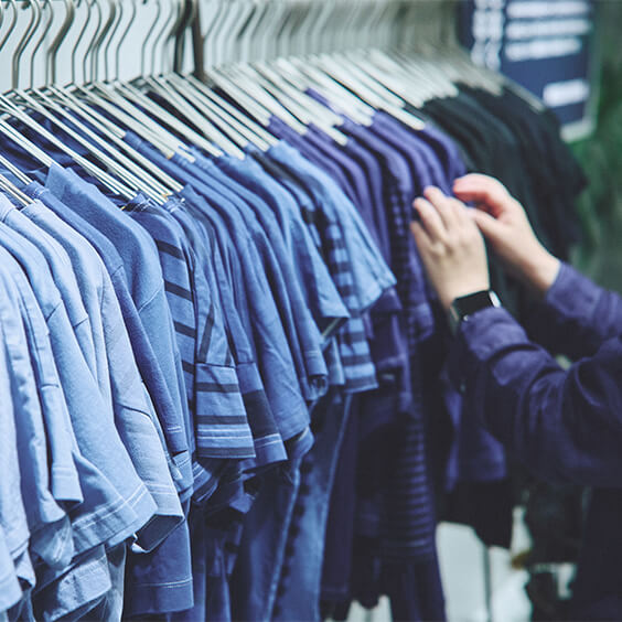 店頭のラックに並んだ「染めなおした服」。