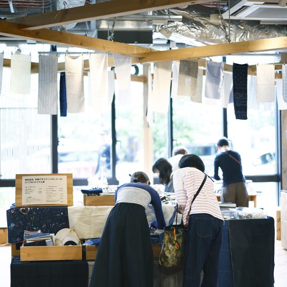 店舗の一角に設けられた工房。ミシンや作業台、選べる残反が並びます。