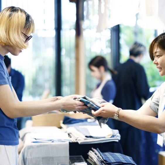 用意された残反の中から、お客さまに好みの色柄を選んでいただきます。