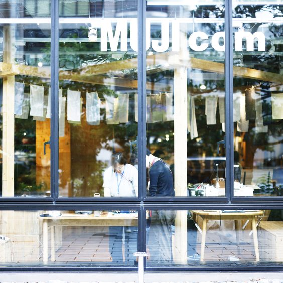 工房のようすは店頭からも見え、通りかかったお客さまが足をとめます。