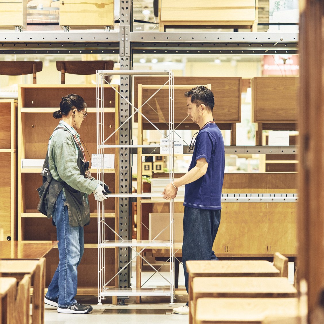 売り場でユニットシェルフを組み立てるスタッフ。パーツを組み替えれば形も大きさも変えられます。