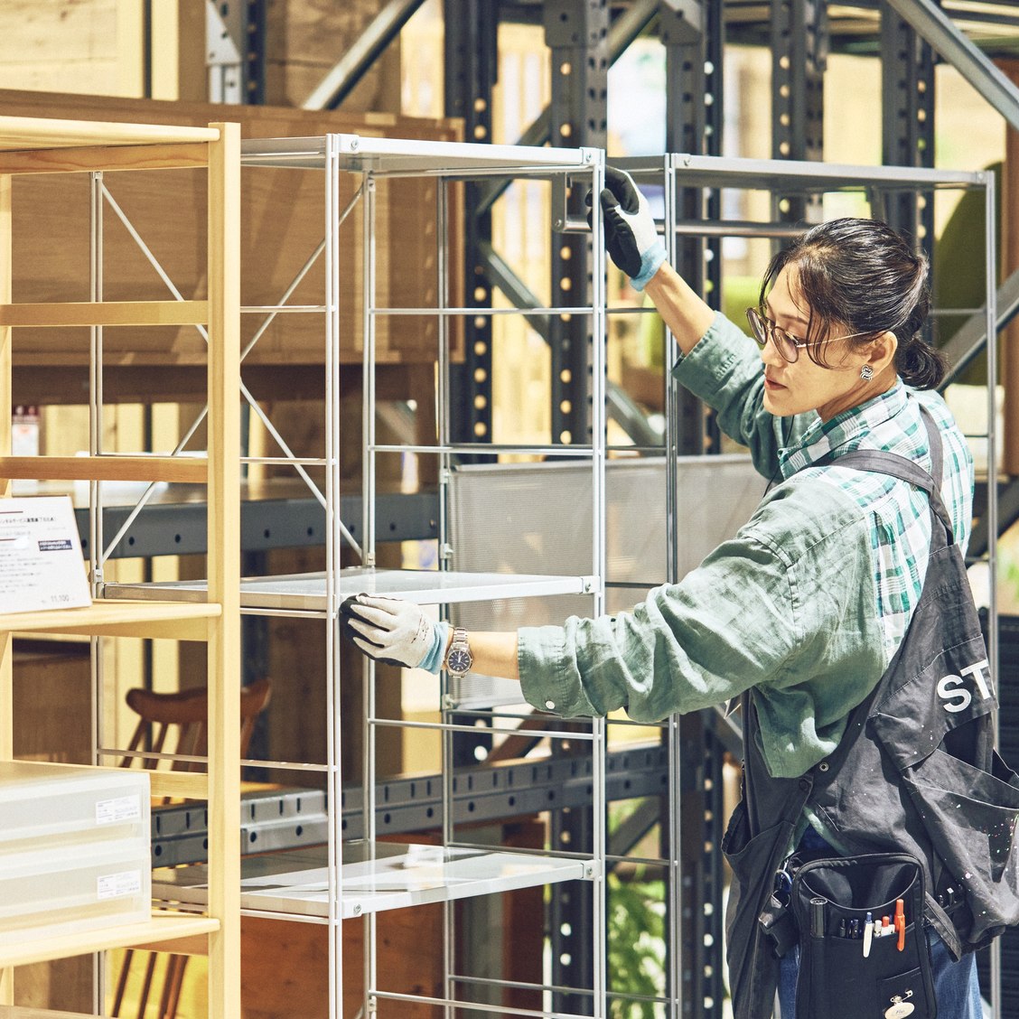 リユース品のユニットシェルフを組み、店頭に並べます。