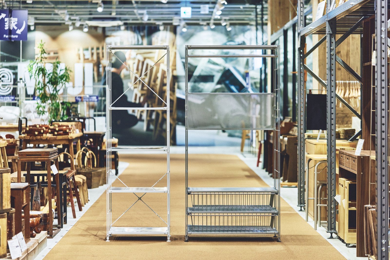 売り場に並ぶリユース品のユニットシェルフ。パーツ単位でも購入できます。