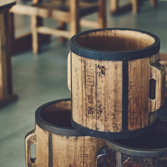 穀物を計るために使われていた木製の枡と洗い桶。