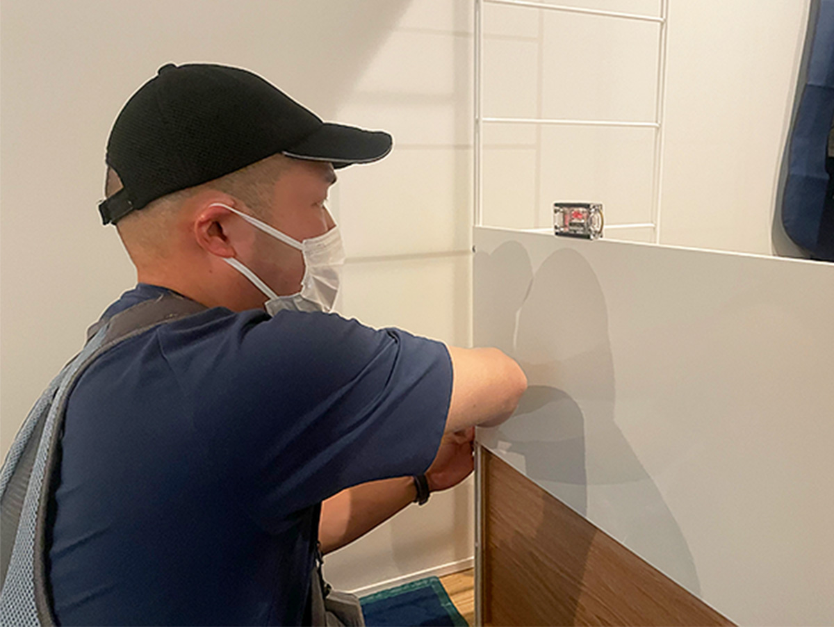 ユニットシェルフ組み替え、バックパネル取り付けのイメージ