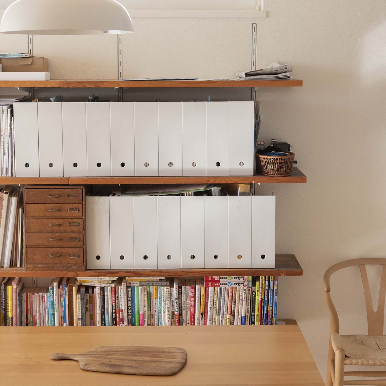 隠す収納”は、壁や棚となじむ色合いで｜ 無印良品