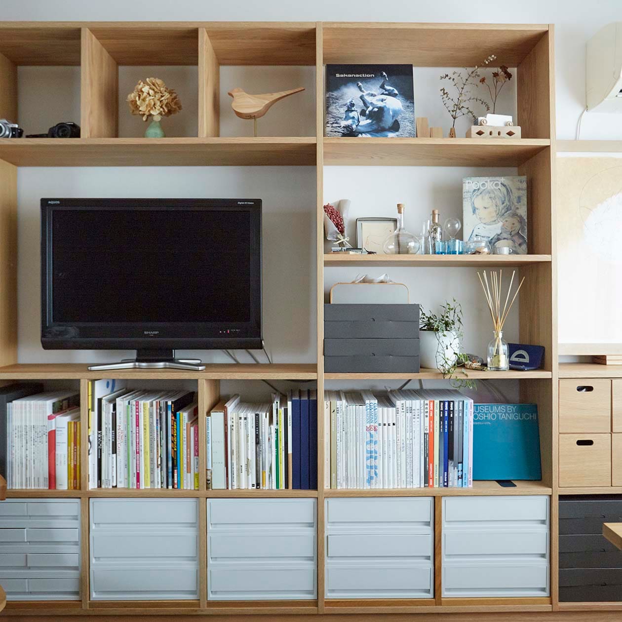 隠す収納”は、壁や棚となじむ色合いで｜ 無印良品