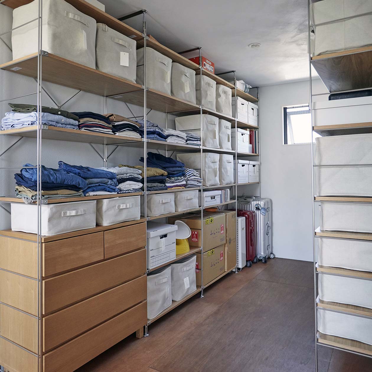 中身を隠せる箱型収納は、並べて壁のように｜ 無印良品