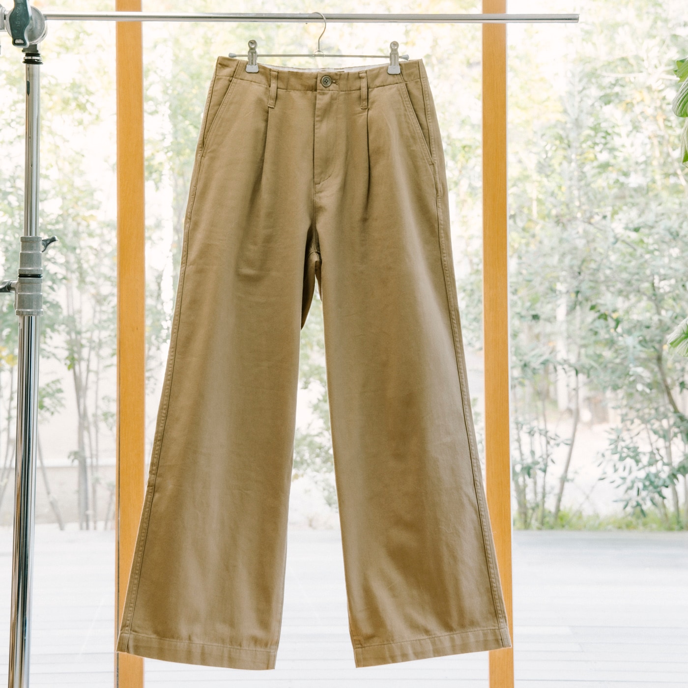 スタッフのリアルな着こなし ｜ ムラ糸 チノ タックワイドパンツ