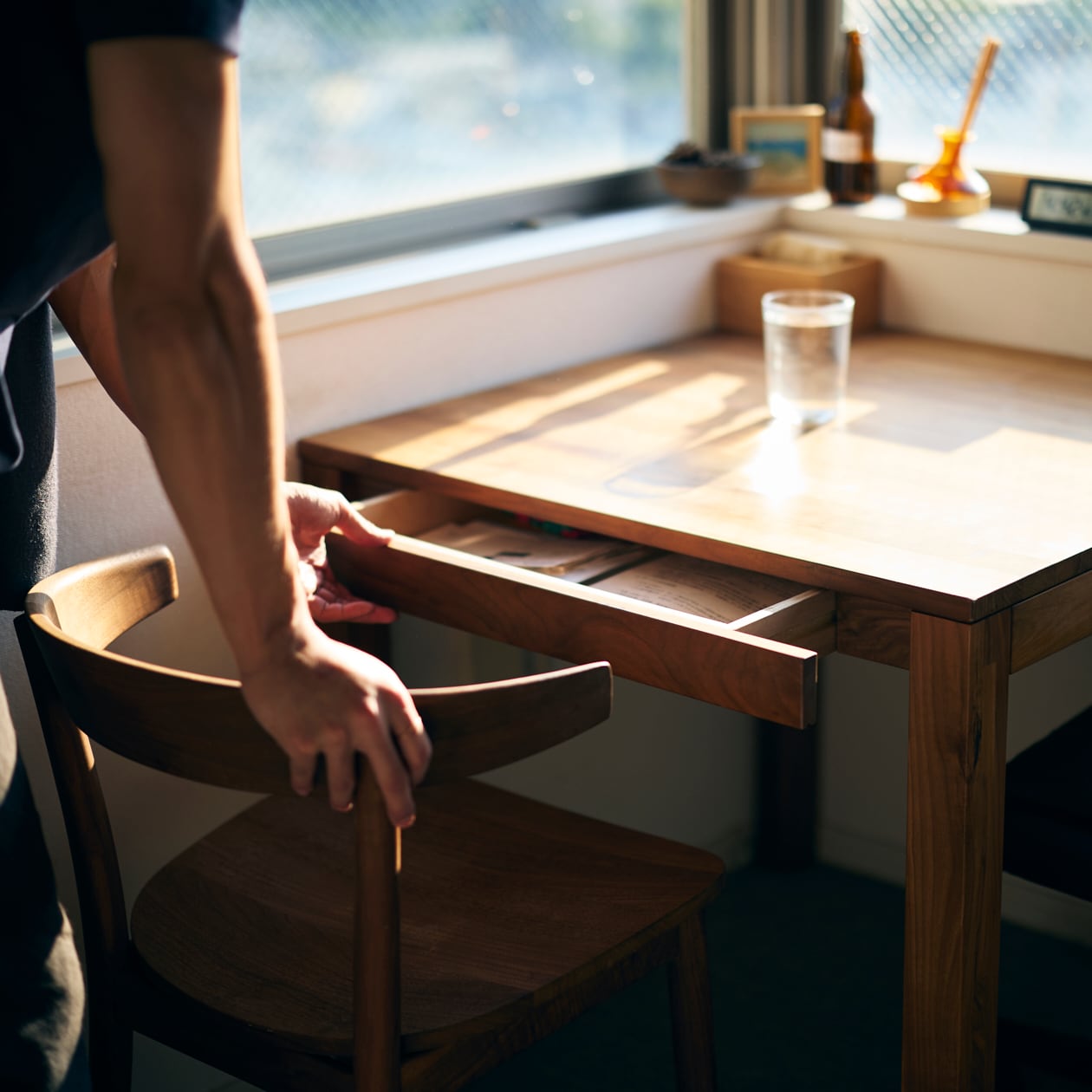 陽射しを受け、育んでいく部屋 ｜ 木製テーブル 節あり、ステンレス