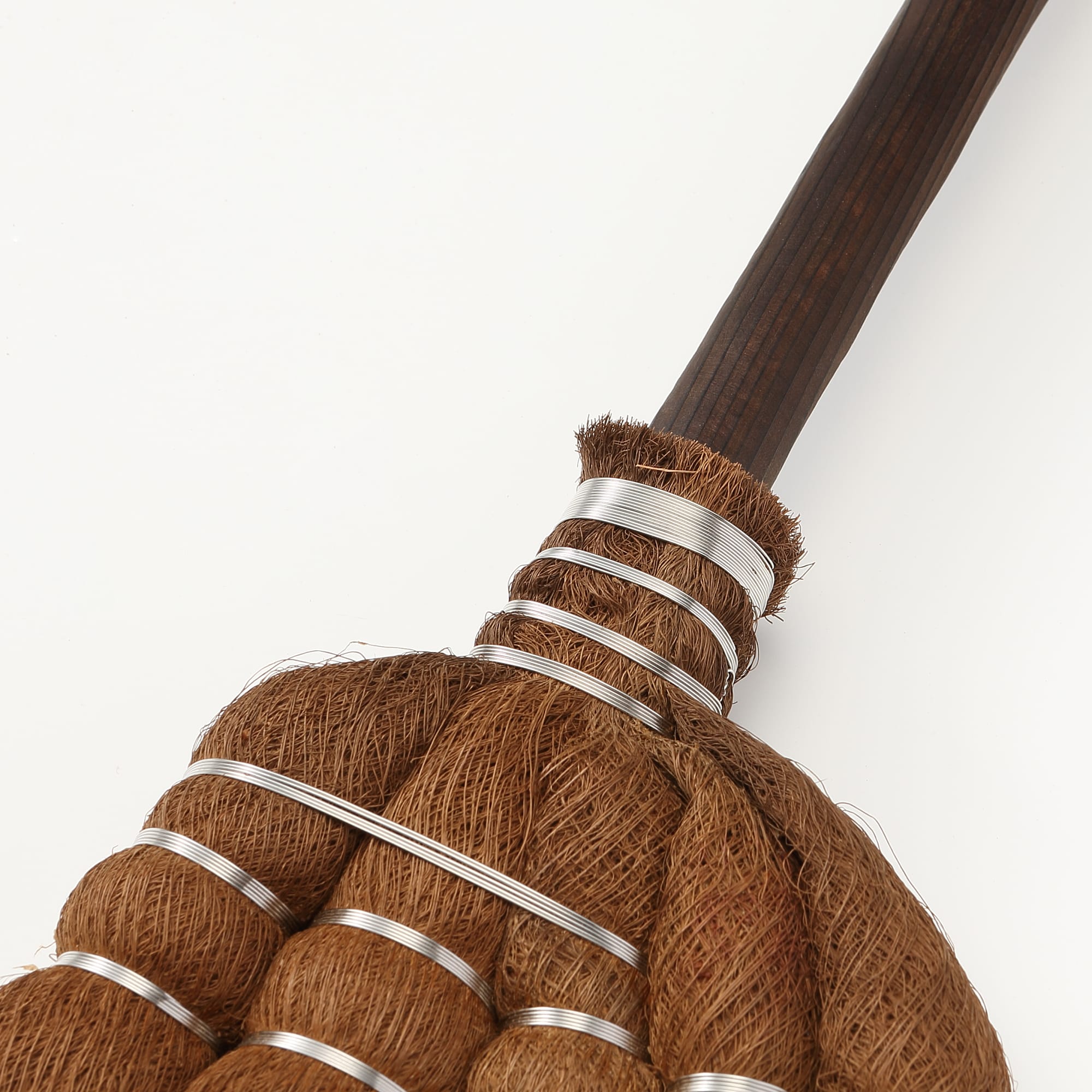 和歌山県　高田耕造商店の「棕櫚のやさしいほうき」 焼檜