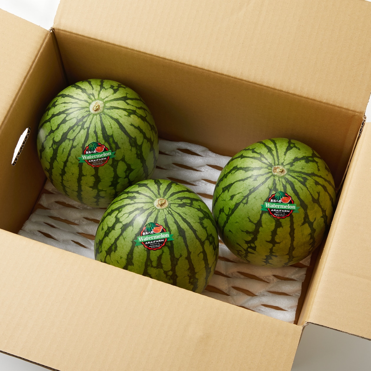 新潟県産　荒井ファームの「八色産スイカ」小玉 （約２.８ｋｇ）×３個
