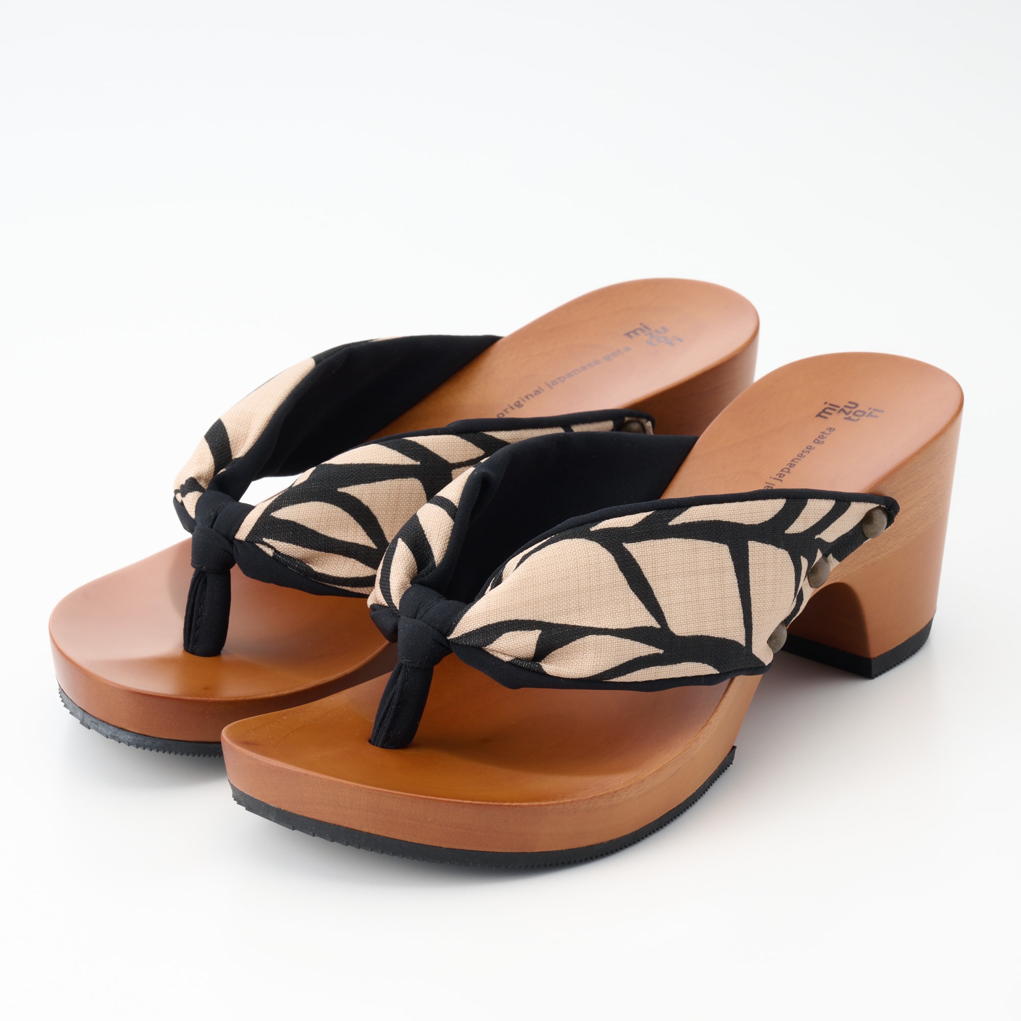 ｍｉｚｕｔｏｒｉの下駄「リーフ・ベージュ×黒」Ｌ（２４～２４．５ｃｍ）