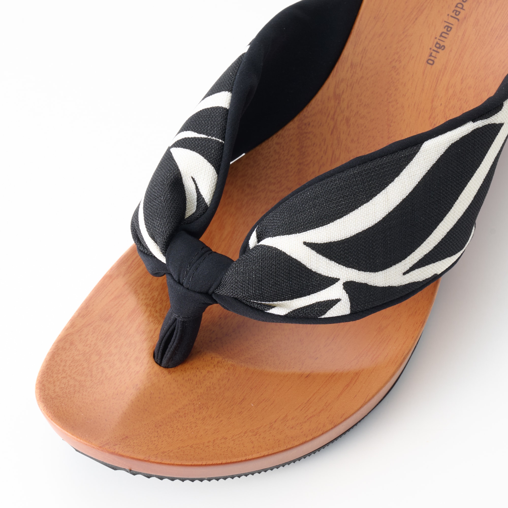 ｍｉｚｕｔｏｒｉの下駄「リーフ・ブラック×白」　Ｍ（２３～２３．５ｃｍ）