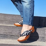 ｍｉｚｕｔｏｒｉの下駄「リーフ・ブラック×白」　Ｌ（２４～２４．５ｃｍ）