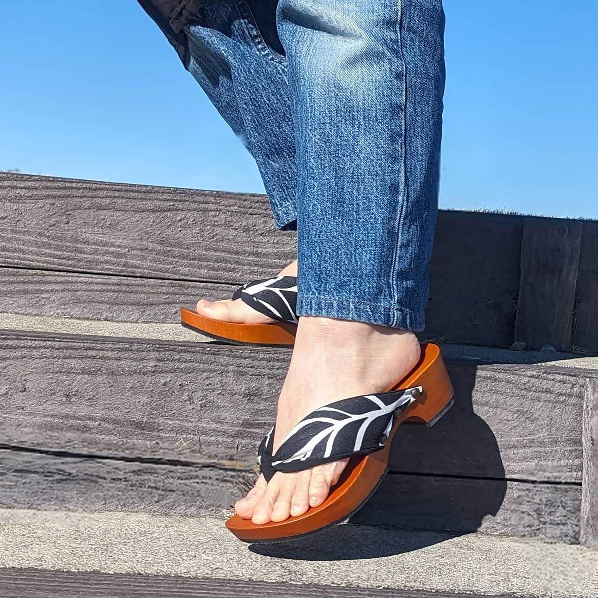 ｍｉｚｕｔｏｒｉの下駄「リーフ・ブラック×白」　Ｌ（２４～２４．５ｃｍ）