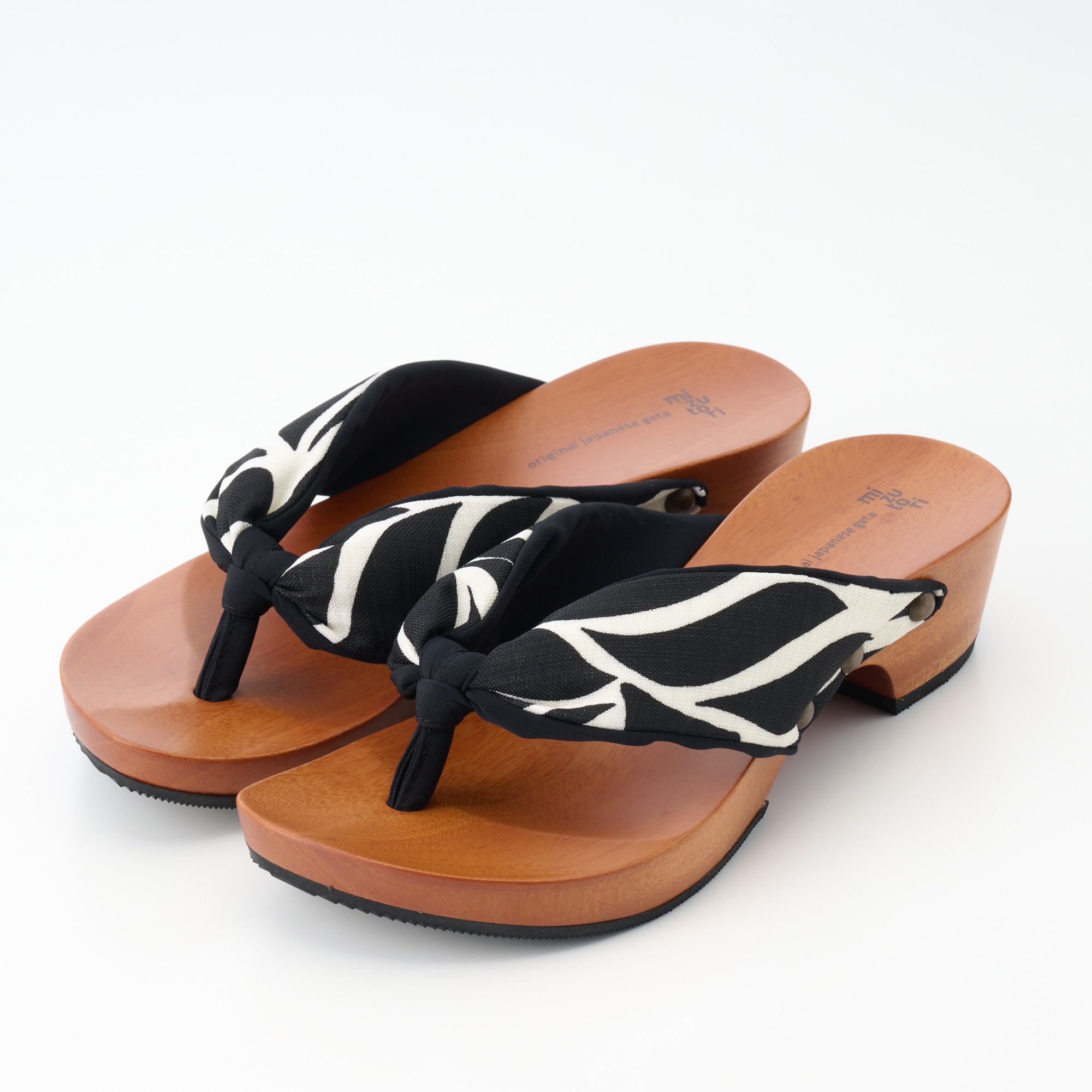 ｍｉｚｕｔｏｒｉの下駄「リーフ・ブラック×白」　Ｌ（２４～２４．５ｃｍ）