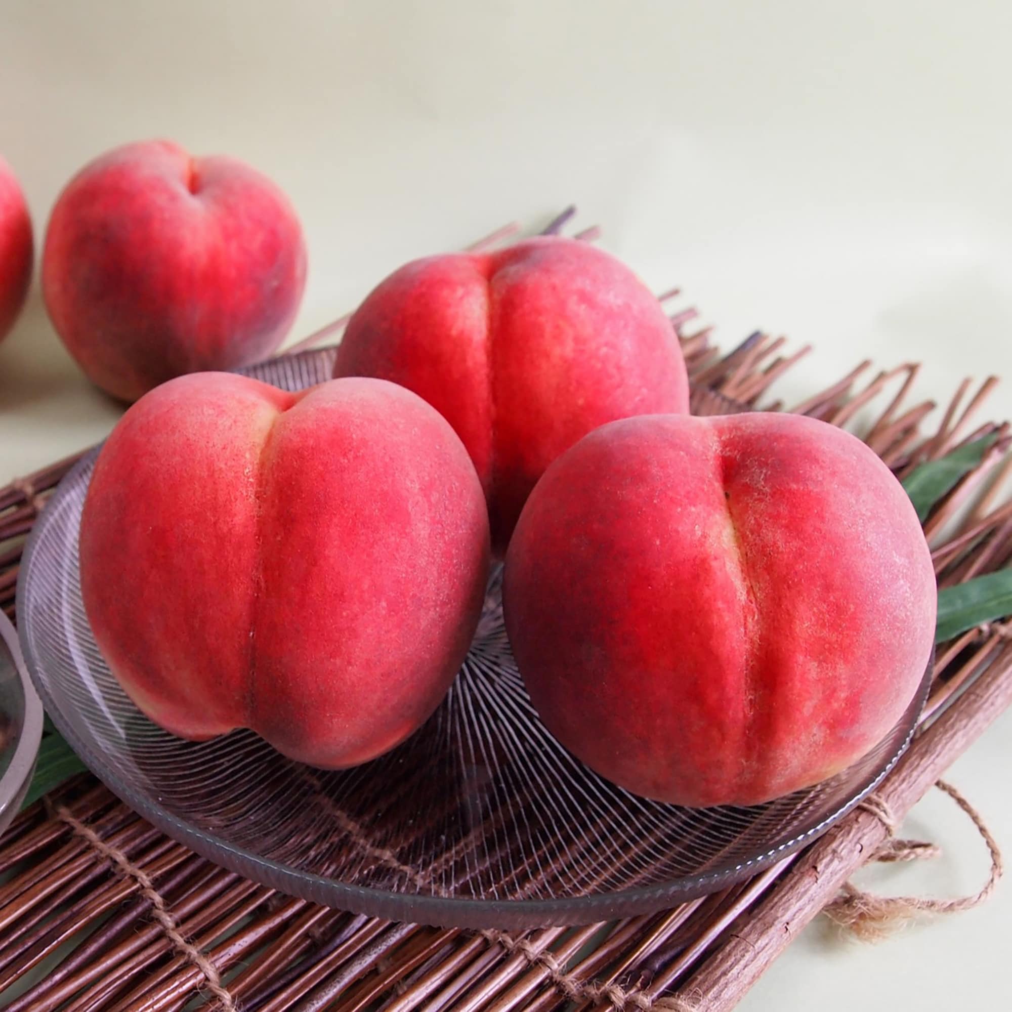 山形県産　桃「おどろき」　２ｋｇ（５～８玉）