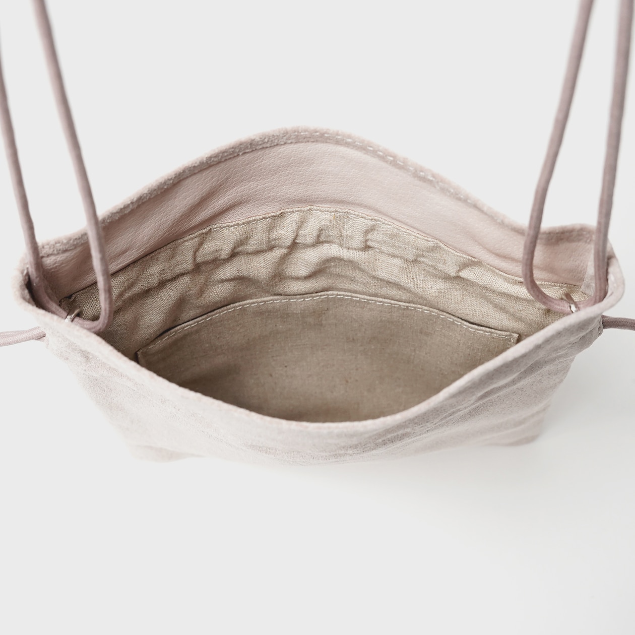 革屋が作った、「洗える革のサコッシュ」ピンクベージュ