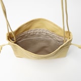 革屋が作った、「洗える革のサコッシュ」マスタード