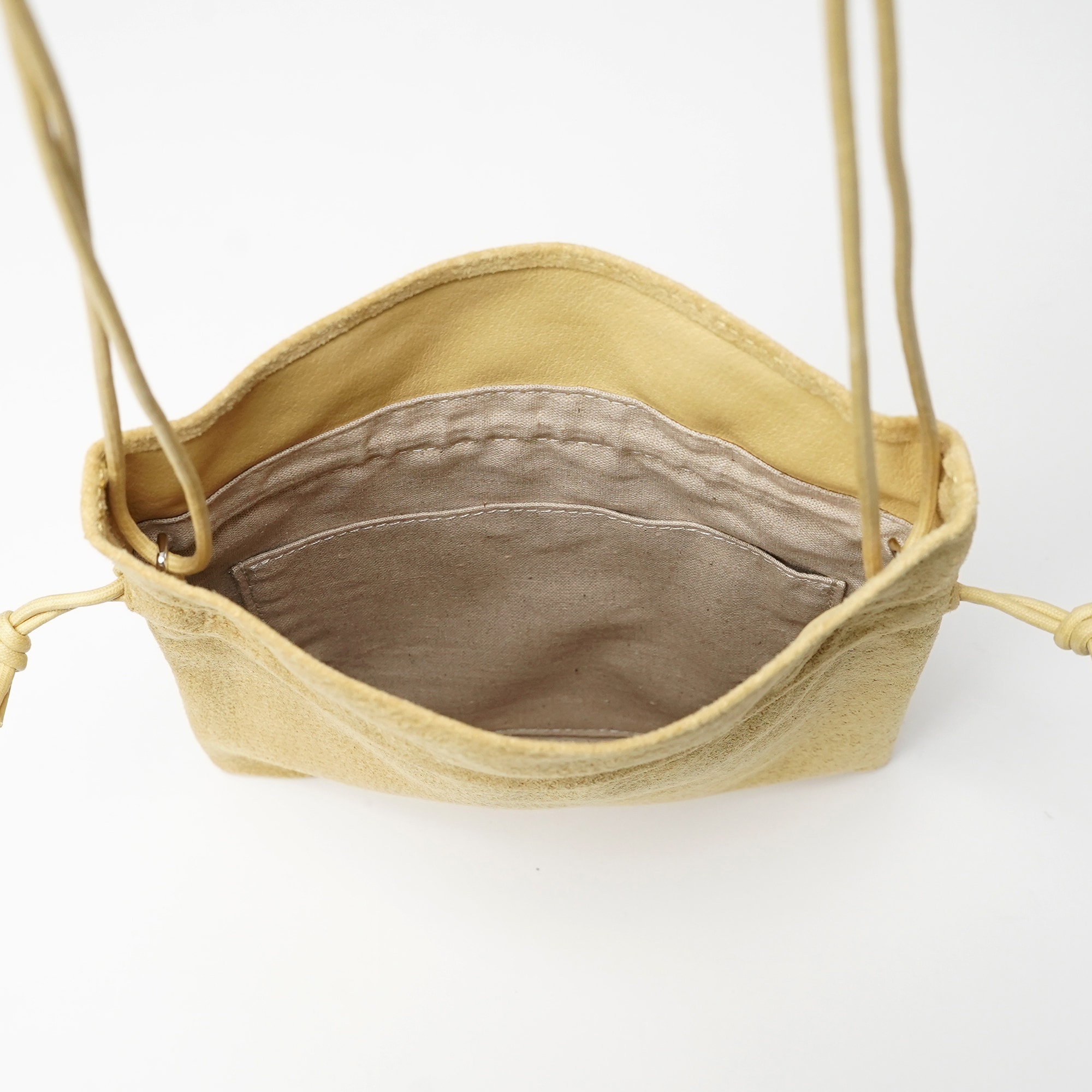 革屋が作った、「洗える革のサコッシュ」マスタード