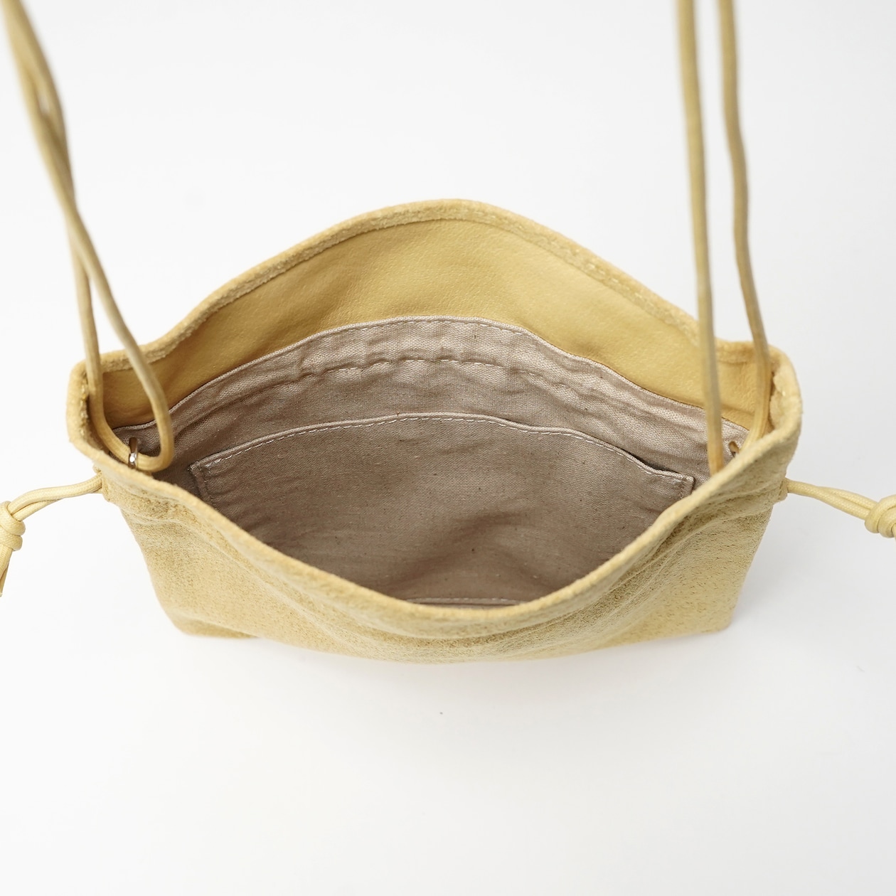 革屋が作った、「洗える革のサコッシュ」マスタード