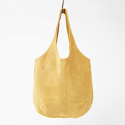 革屋が作った、「洗える革のドロップトート・大」マスタード