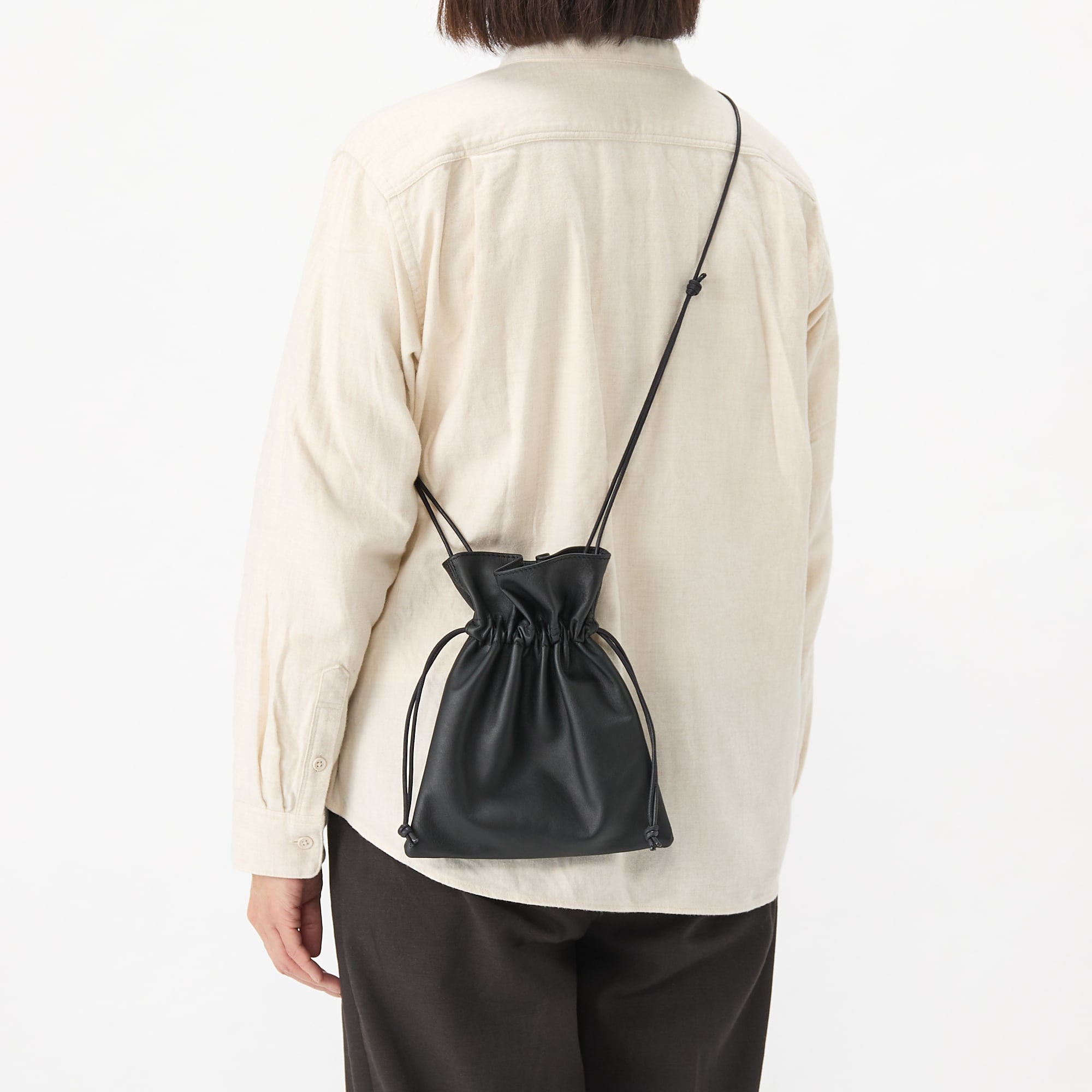 革屋が作った、「洗える牛革のサコッシュ」黒 | 無印良品