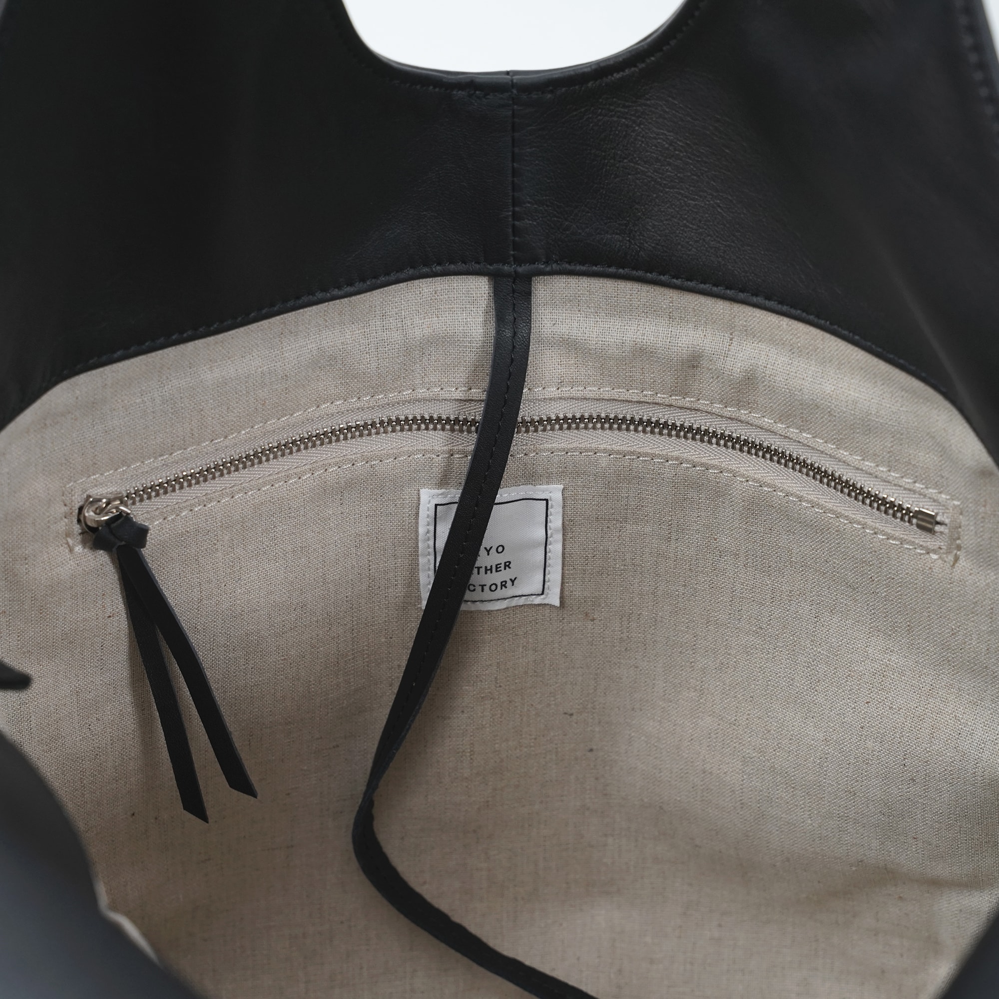 革屋が作った、「洗える牛革のドロップトートバッグ」黒