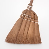 和歌山県　高田耕造商店の「しゅろのやさしいほうき」五玉　焼檜柄　長