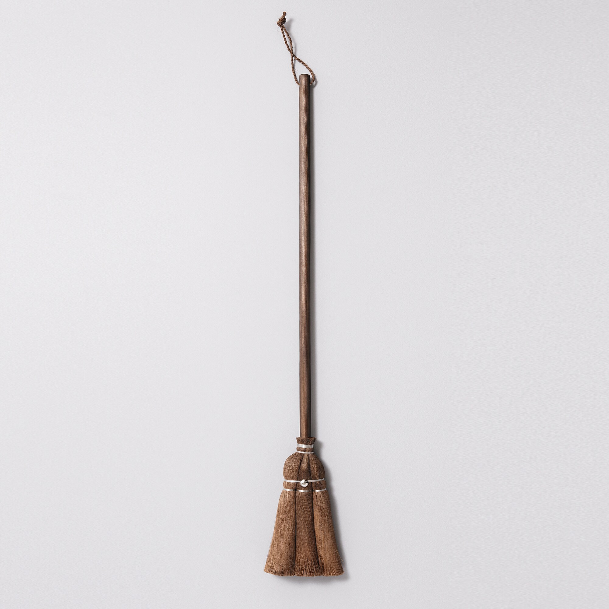 和歌山県　高田耕造商店の「しゅろのやさしいほうき」三玉　焼檜柄　短