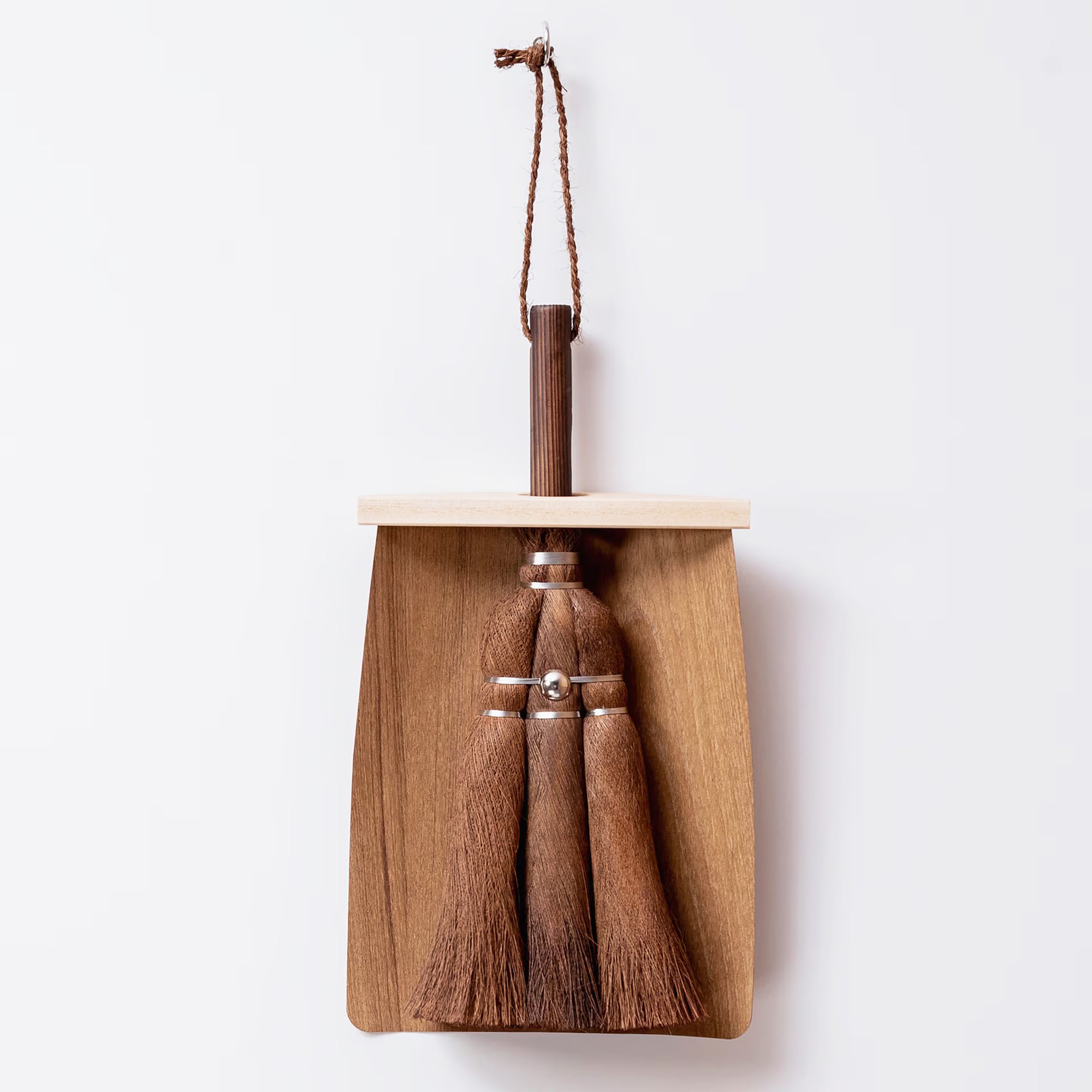 和歌山県　高田耕造商店の「天然木ちりとり」小