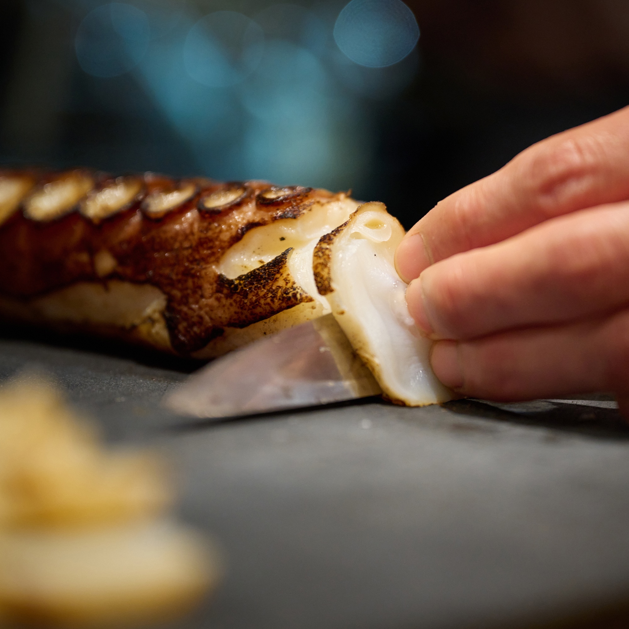 マルカ高橋水産の「マルカの活タコ　炙り焼き一本足」1本入り　約３５０ｇ