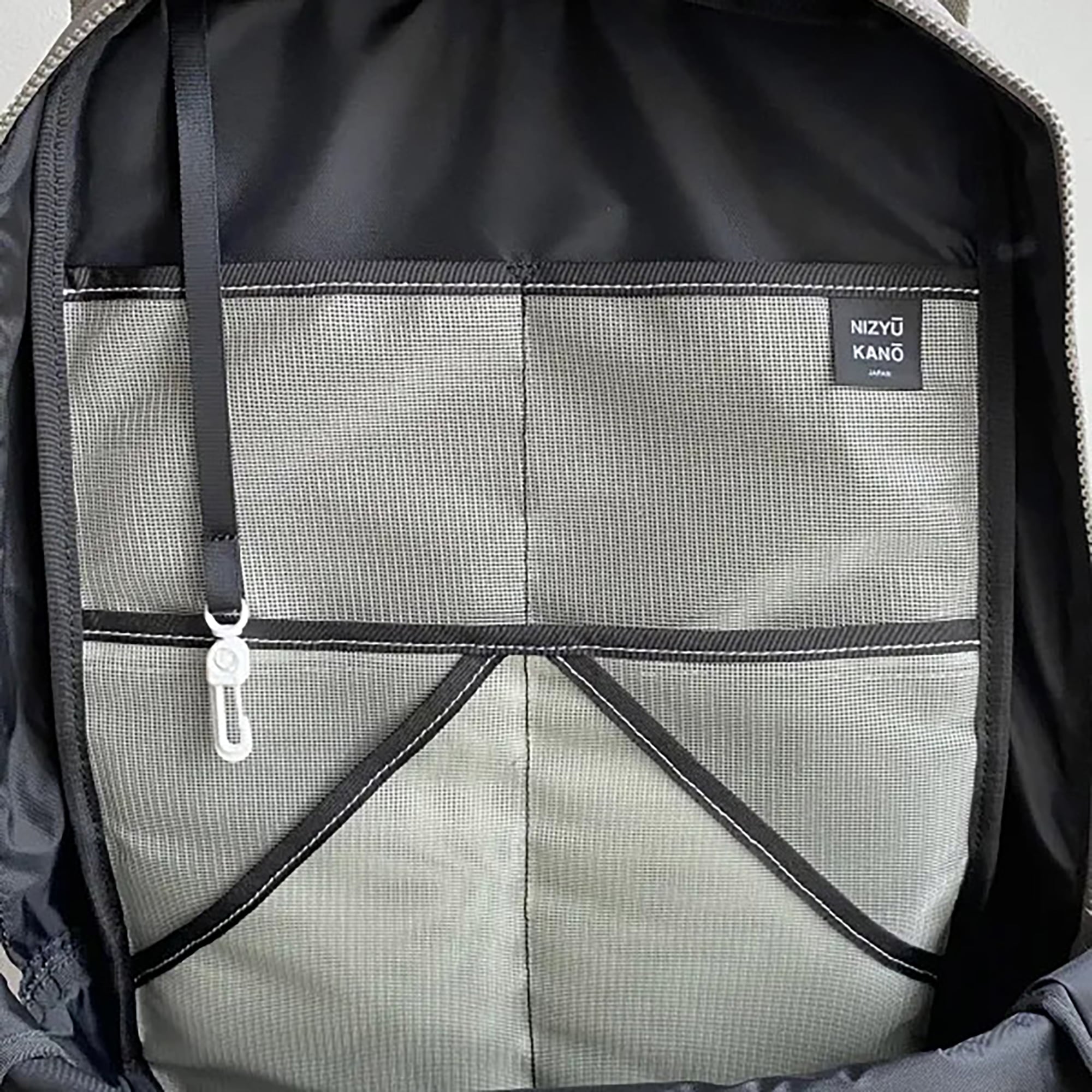 NIZYU KANO「FUKUI SIWAナイロンリュック」 M　グレージュ