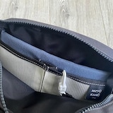 NIZYU KANO「FUKUI SIWAナイロンボディバッグ」 S　ダークグレー