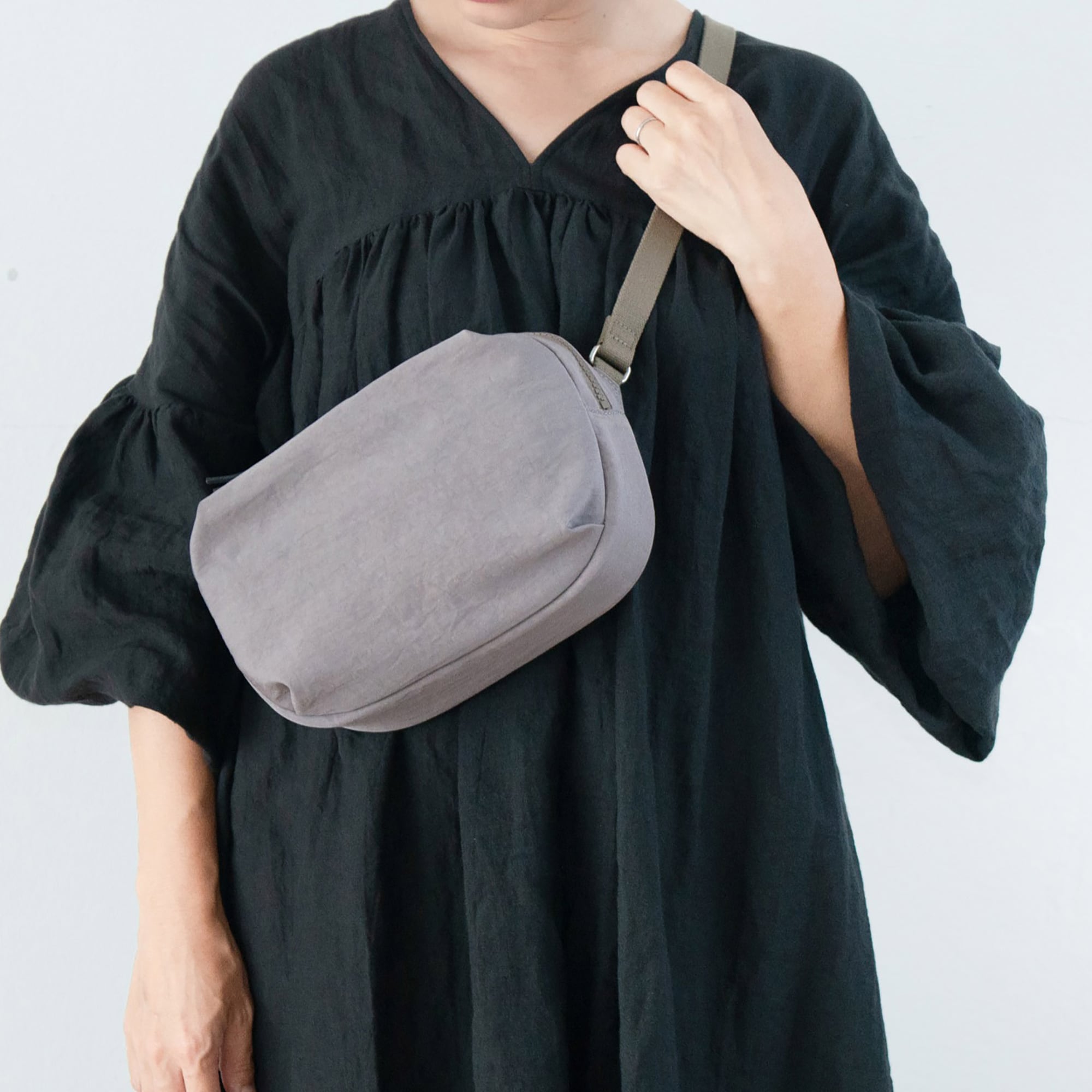 NIZYU KANO「FUKUI SIWAナイロンボディバッグ」 S グレージュ | 無印良品