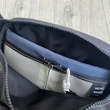 NIZYU KANO「FUKUI SIWAナイロンボディバッグ」 S　グレージュ