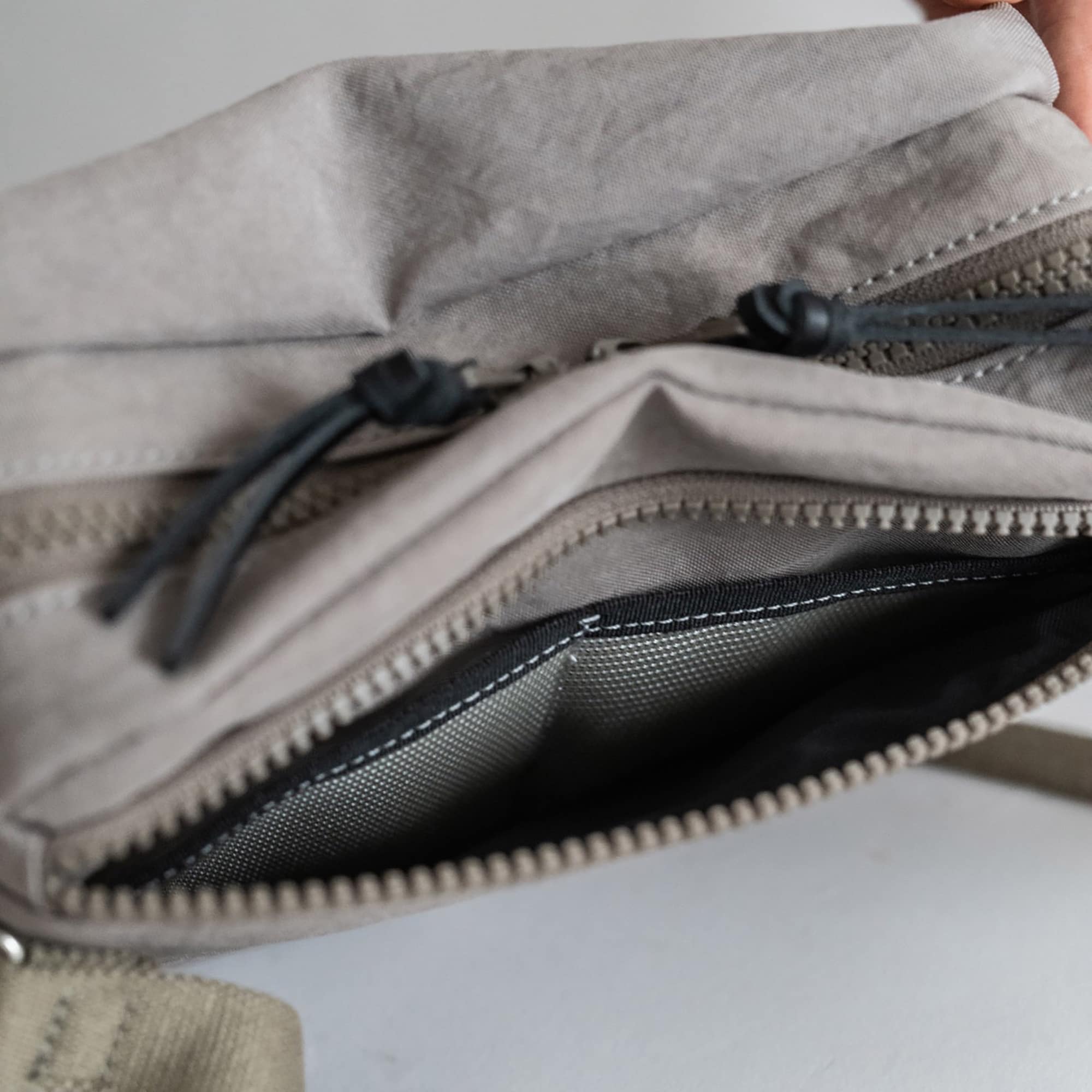 NIZYU KANO「FUKUI SIWAナイロンボディバッグ」 S　グレージュ