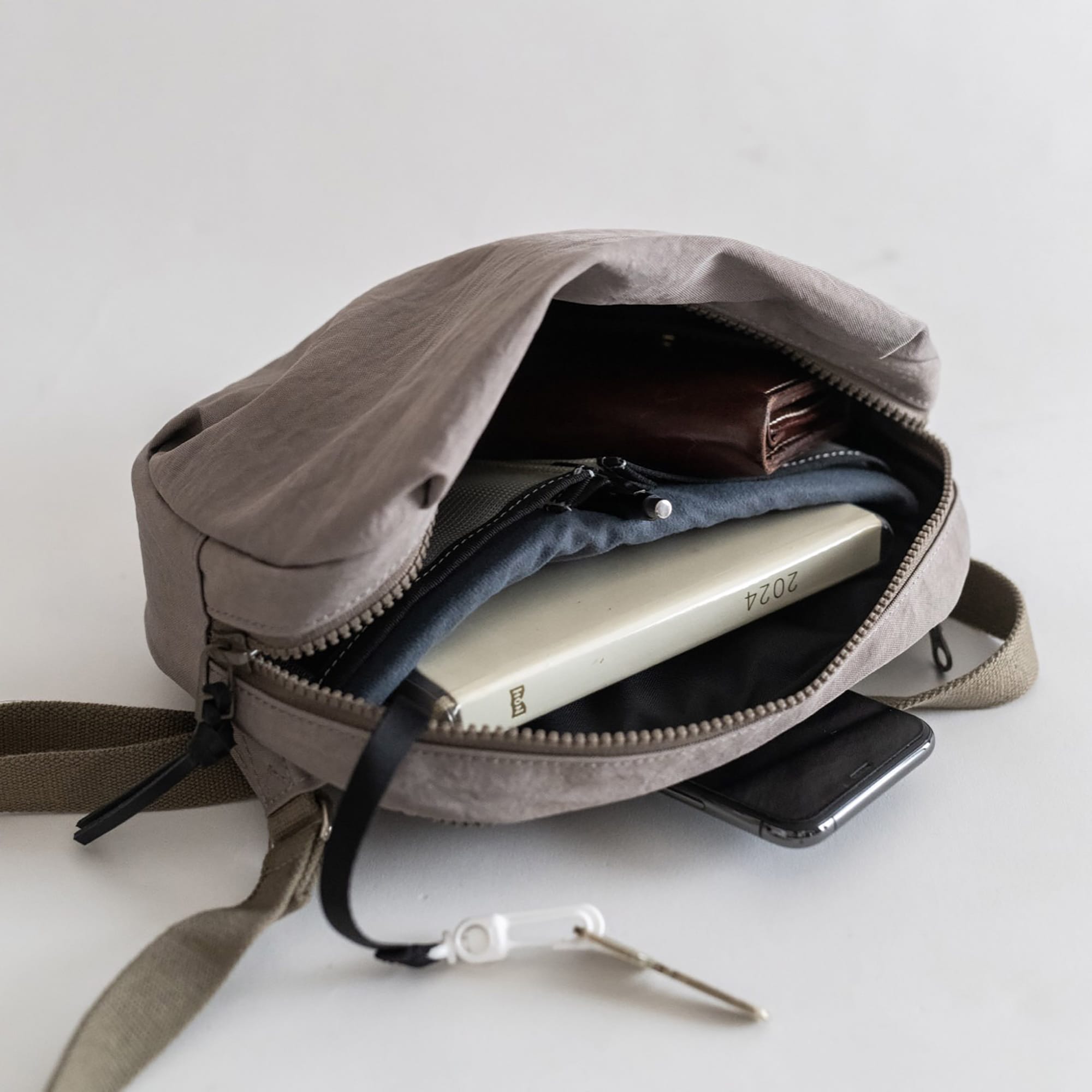 NIZYU KANO「FUKUI SIWAナイロンボディバッグ」 S　グレージュ