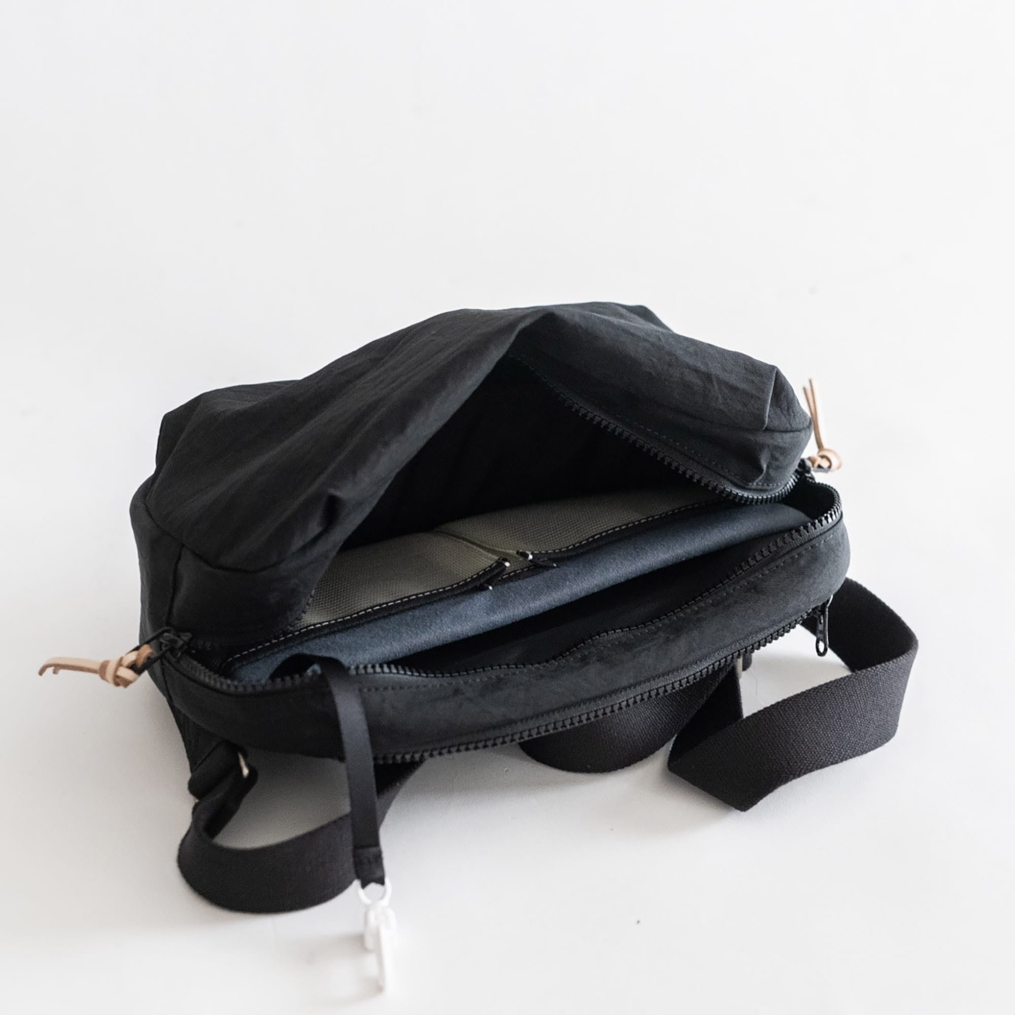 NIZYU KANO「FUKUI SIWAナイロンボディバッグ」 M ブラック | 無印良品