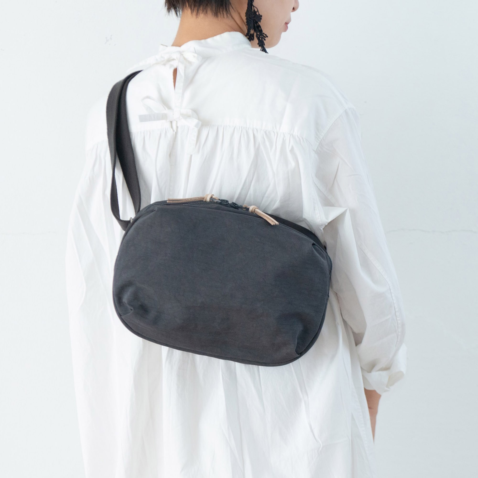 NIZYU KANO ナイロンボディバッグ　ダークグレー　Mサイズ NIZYU KANO「FUKUI SIWAナイロンボディバッグ」 M ダークグレー | 無印良品