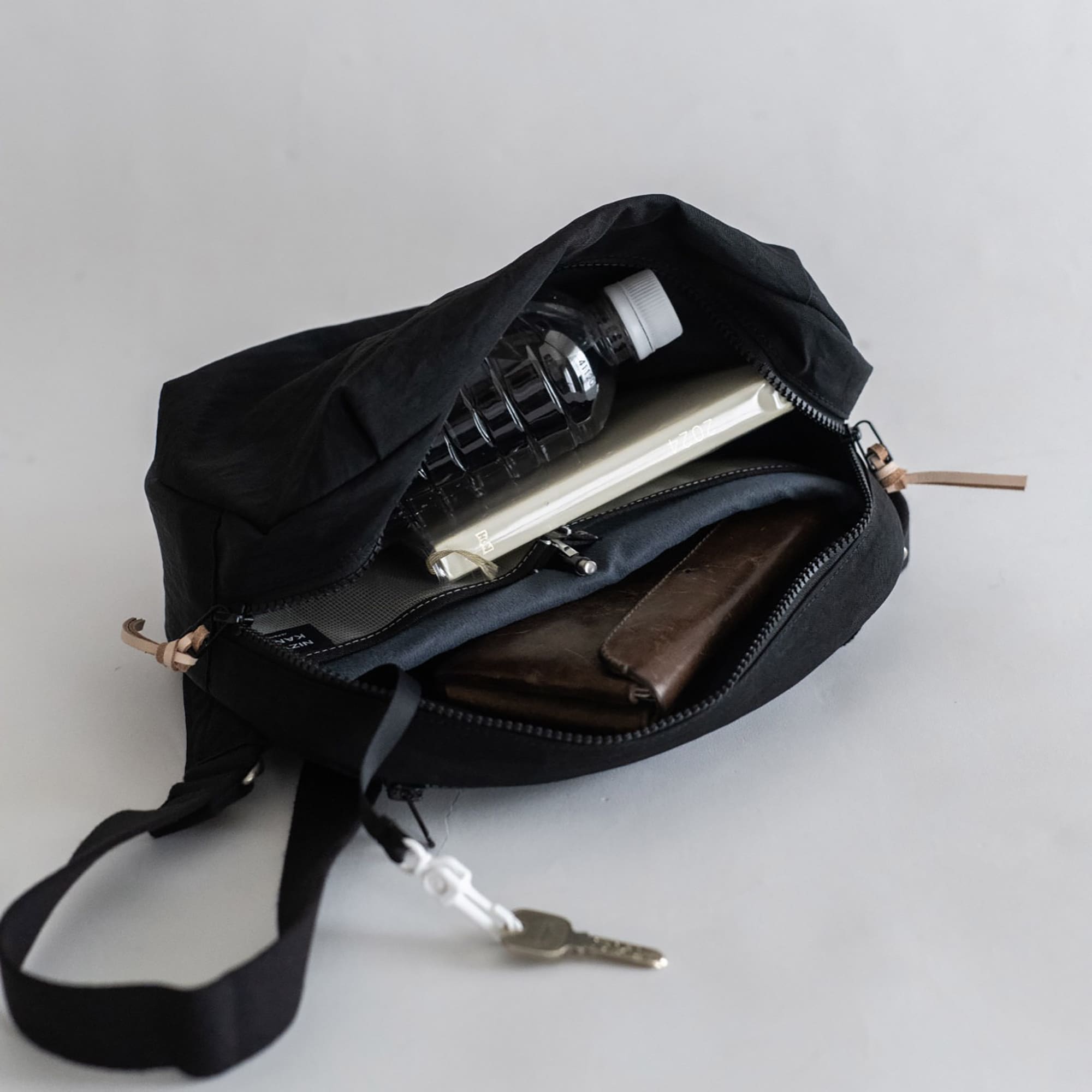 NIZYU KANO「FUKUI SIWAナイロンボディバッグ」 M 　ダークグレー