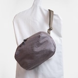   NIZYU KANO「FUKUI SIWAナイロンボディバッグ」 M 　 グレージュ