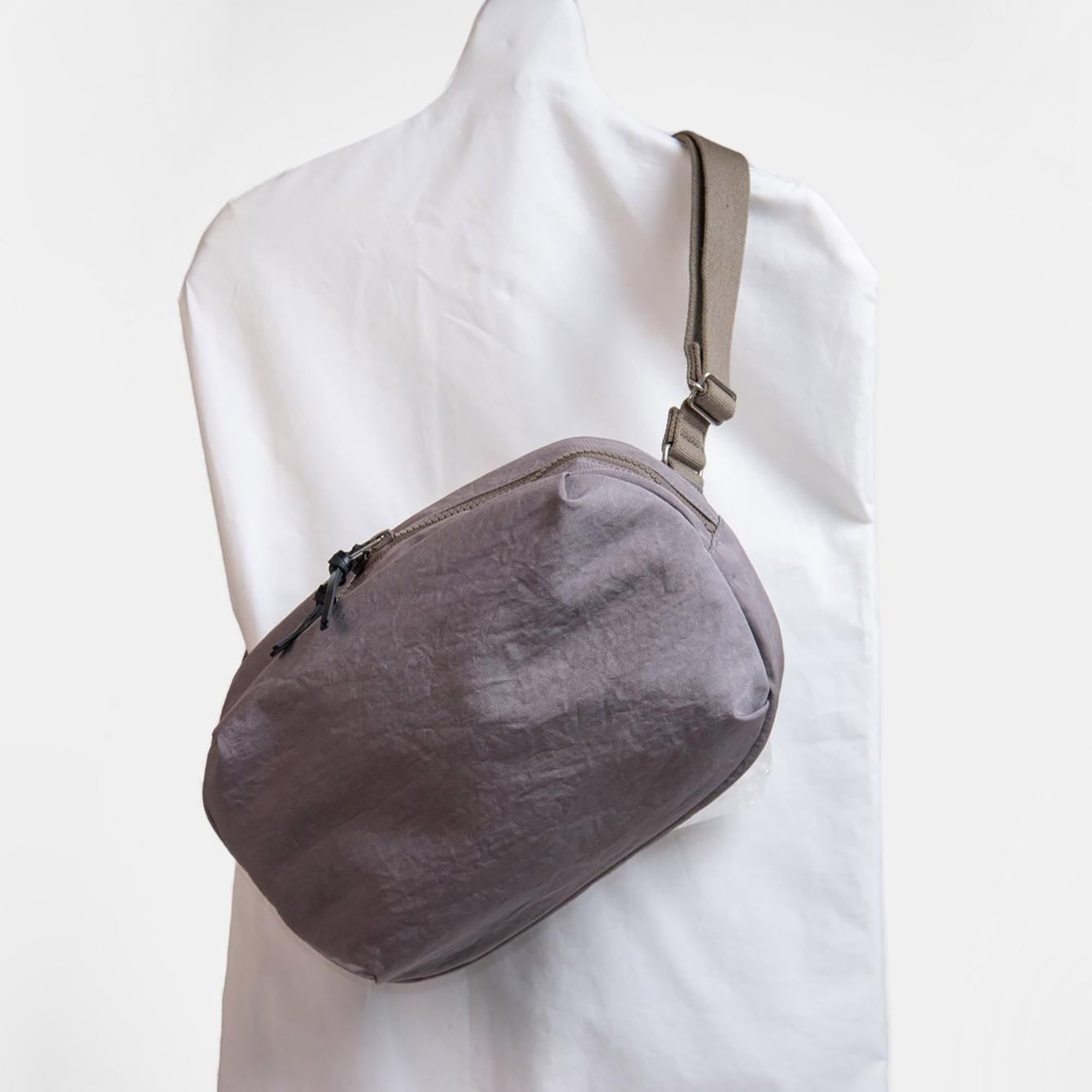   NIZYU KANO「FUKUI SIWAナイロンボディバッグ」 M 　 グレージュ