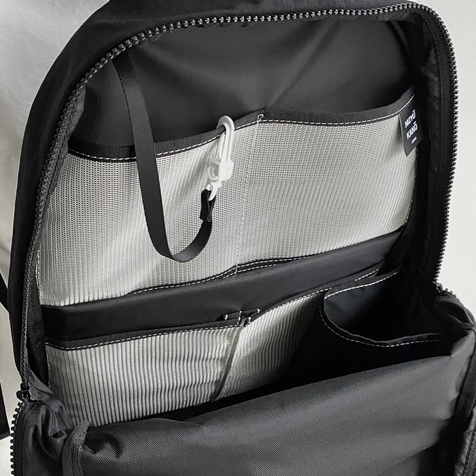 NIZYU KANOの「ライトナイロンリュック」 S　キャメルベージュ