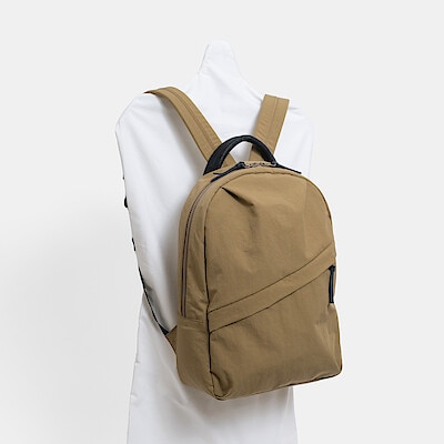 NIZYU KANOの「ライトナイロンリュック」 S　キャメルベージュ