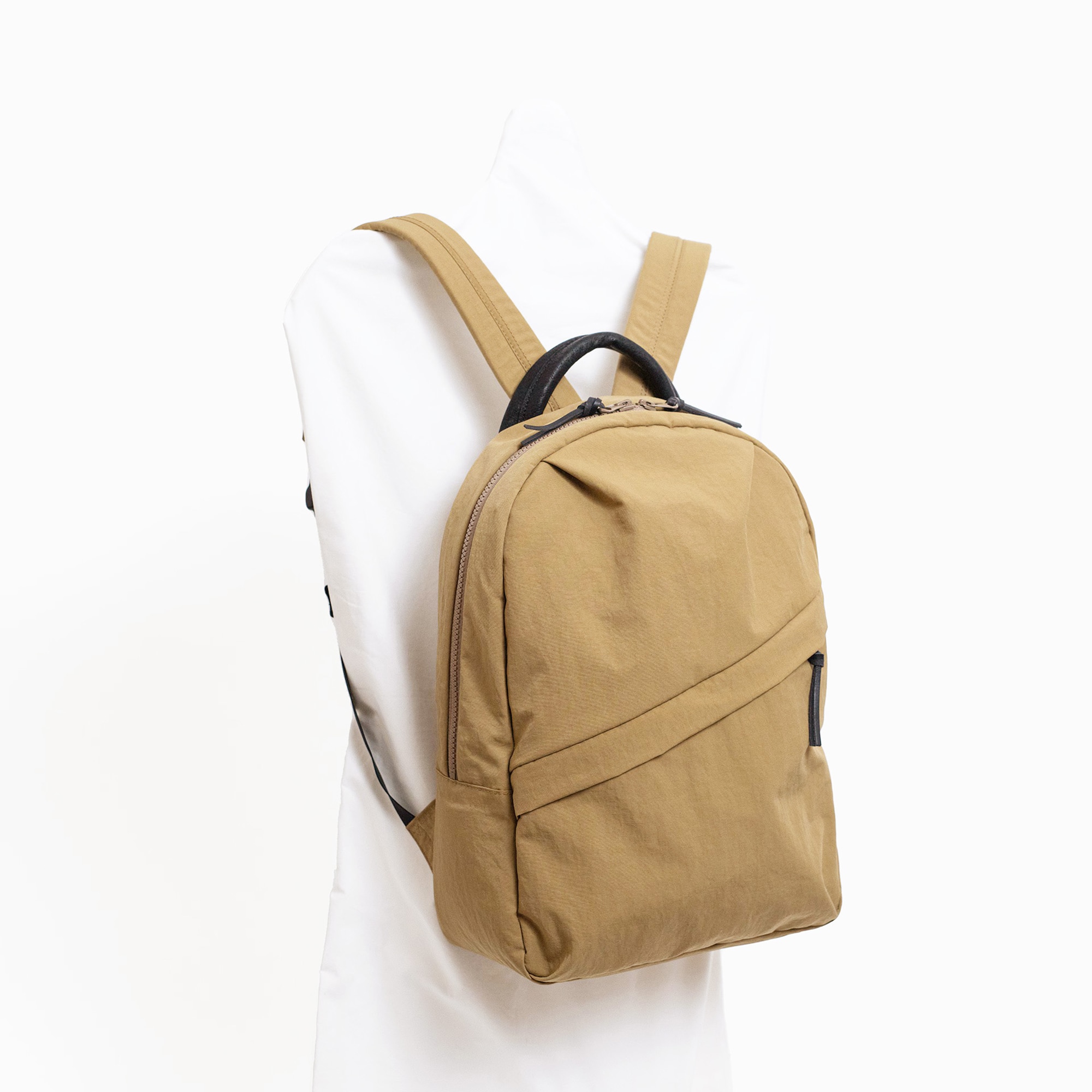 NIZYU KANOの「ライトナイロンリュック」 S キャメルベージュ | 無印良品